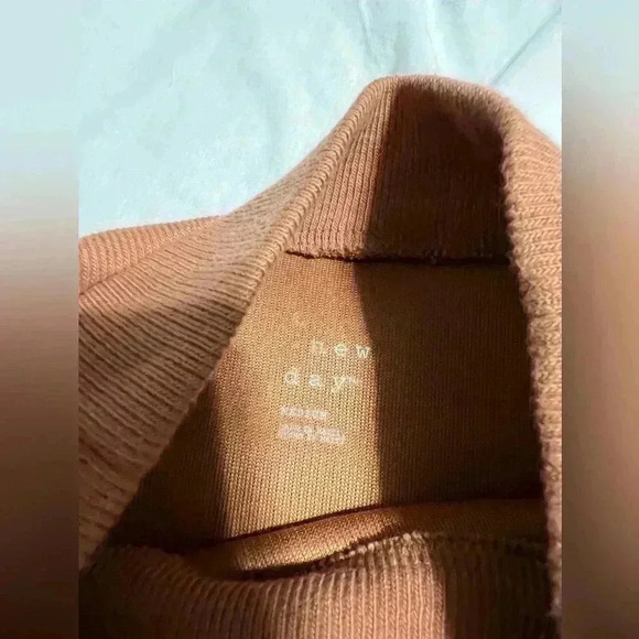 Ribbed Turtleneck Top. Sleeveless - Picture 3 of 3